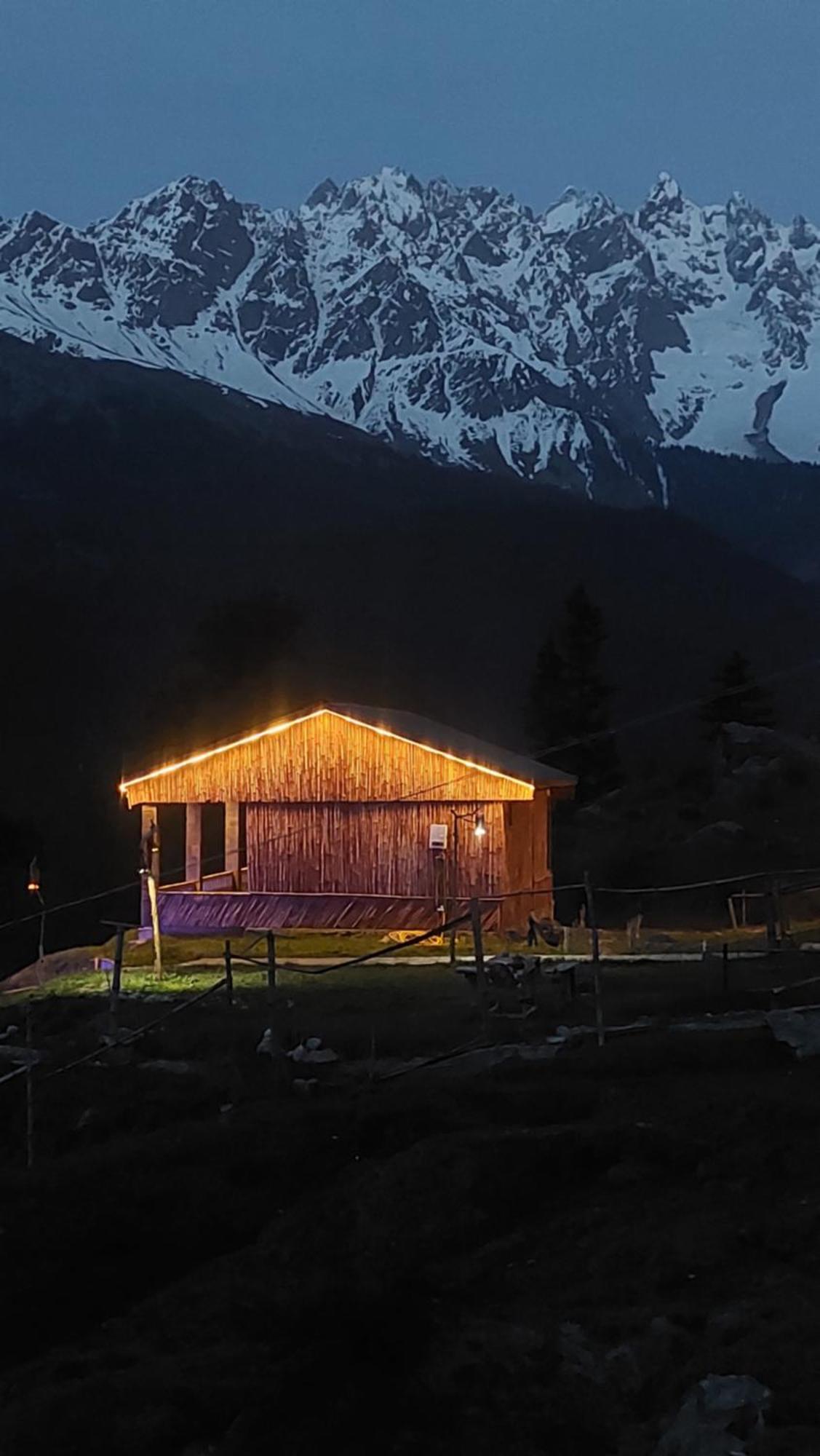 Khana Badosh Resort Kalam エクステリア 写真